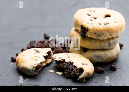 Pile de gâteaux Eccles sur fond noir en noir Banque D'Images