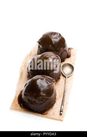 Sticky chocolate puddings isolated on white Banque D'Images