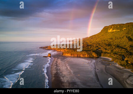 Vue aérienne du magnifique coucher de soleil sur la plage de Punakaiki à New Zélande Banque D'Images