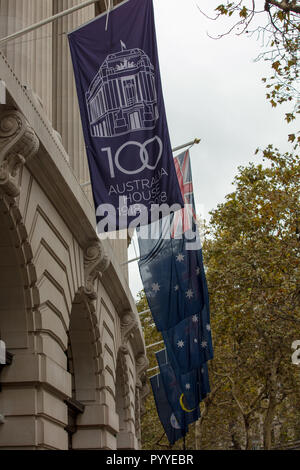 Drapeaux célébrant le centenaire de la maison de l'Australie, un bâtiment historique sur le Strand, l'Angleterre, Londres, Royaume-Uni, accueil à la Haute Commission de l'Australie Banque D'Images