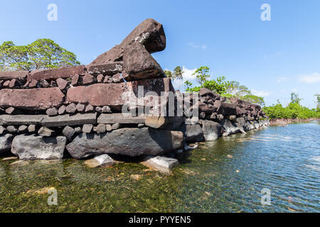 Un canal et les remparts à Nan Madol - ruines préhistoriques de la ville construite en pierre de basalte de dalles. Les murs anciens ont été construites sur des îles artificielles de corail dans le lagon de Pohnpei, Micronésie, Océanie Banque D'Images