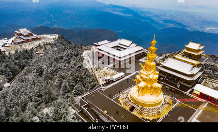 Golden Buddha sur Emeishan ou Emei Mountain, province du Sichuan, Chine Banque D'Images