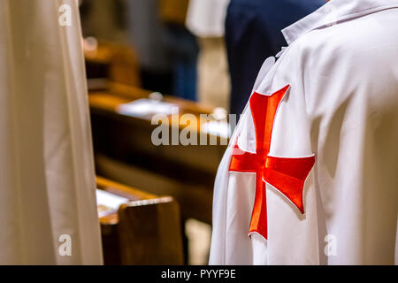 Croix templière rouge sur le manteau blanc Banque D'Images