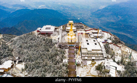 Golden Buddha sur Emeishan ou Emei Mountain, province du Sichuan, Chine Banque D'Images