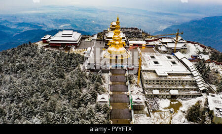 Golden Buddha sur Emeishan ou Emei Mountain, province du Sichuan, Chine Banque D'Images