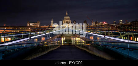 London's Millennium Bridge Banque D'Images