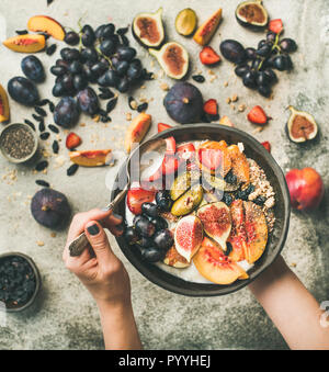 Petit-déjeuner sain bol en mains de femme Banque D'Images