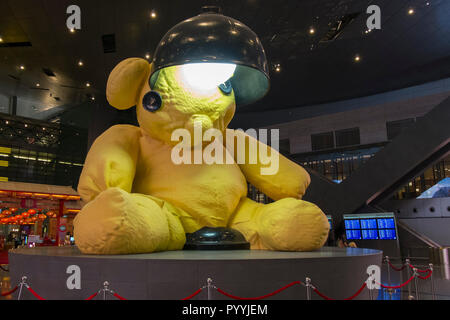 Grand ours en peluche à l'art de l'Aéroport International Hamad à Doha, Qatar Banque D'Images