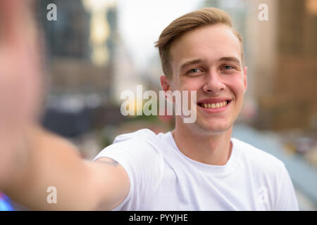 Point de vue personnel de bel homme en tenant avec téléphone selfies Banque D'Images