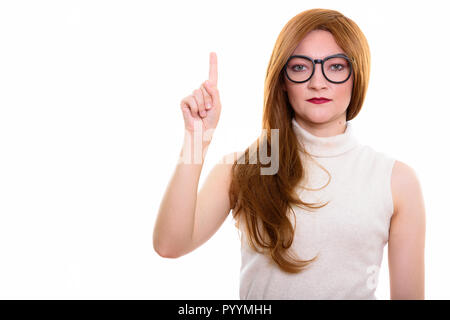 Portrait of businesswoman pointing up tout en portant des eyeglasse Banque D'Images