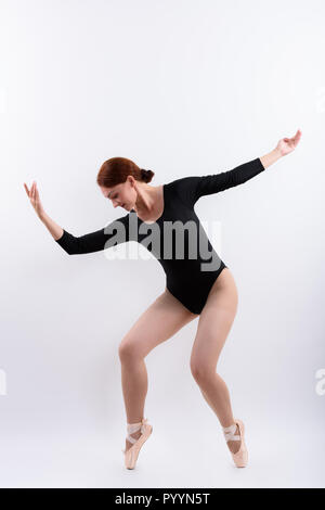 Full body shot of woman danseur posant sur les orteils Banque D'Images