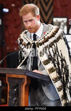 Le duc de Sussex fait un discours lors d'une visite à Te Papaiouru, Ohinemutu, à Rotorua, avant un déjeuner en l'honneur de Harry et Meghan, sur le quatrième jour de la visite du couple royal de la Nouvelle-Zélande. Banque D'Images