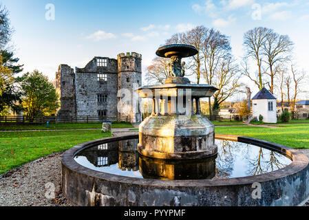 Cork, Irlande - 12 novembre 2017 : Château de Mallow et jardins. Vue panoramique au lever du soleil en automne avec aucun peuple Banque D'Images