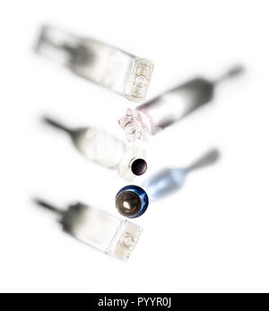 Ombres de flacons de parfum réalisé dans des directions différentes sur un fond blanc. Banque D'Images