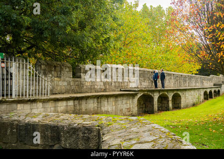 Le jour de l'automne, homme et femme se tiennent ensemble, en regardant par un passage sur les magnifiques murs historiques de la ville médiévale de York - North Yorkshire, Angleterre, Royaume-Uni Banque D'Images