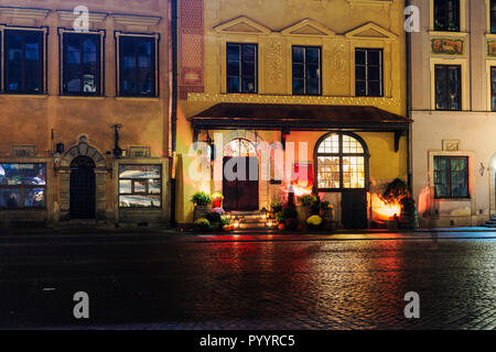 Varsovie, Pologne U Fukiera restaurant décoration Halloween façade. Salle à manger traditionnelle polonaise entrée éclairée aux chandelles, citrouilles et fleurs Banque D'Images