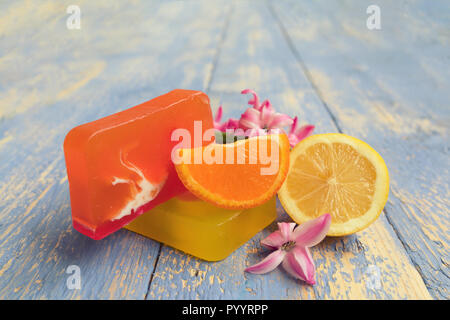 Les savons faits à la main et avec des ingrédients naturels : les citrons et les oranges, sur planche de bois rustique. Spa concept Banque D'Images