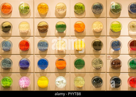 Une grande variété de briques Lego disponibles à la boutique Lego à Copenhague, Danemark. Banque D'Images