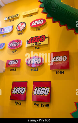 Un guide pour les différents logos Lego utilisées tout au long de l'histoire de l'entreprise. Affichée à la boutique Lego à Copenhague, Danemark. Banque D'Images