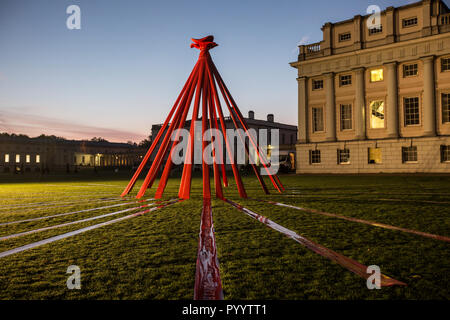 Appel de pavot Lancement national en 2018. L'installation de pavot de six mètres de haut commémore la première guerre mondiale dans le domaine du Maritime Museum, Greenwich Banque D'Images