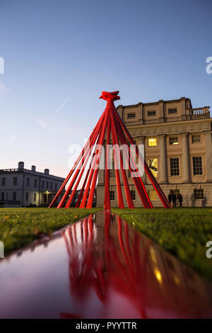 Appel de pavot Lancement national en 2018. L'installation de pavot de six mètres de haut commémore la première guerre mondiale dans le domaine du Maritime Museum, Greenwich Banque D'Images