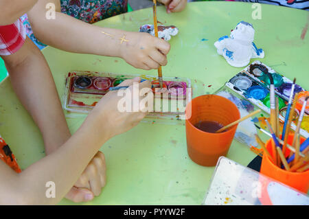 Les enfants de la peinture à l'aquarelle. Close-up. Banque D'Images