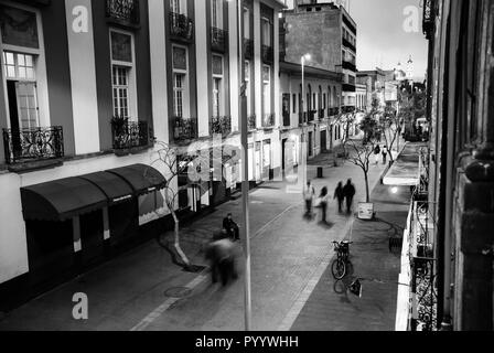 La ville de Mexico est la capitale du Mexique. La vie nocturne dans la ville de Mexico. Rues du centre avec des personnes floues, bars, restaurants et cafés. Pentecôte et noir Banque D'Images