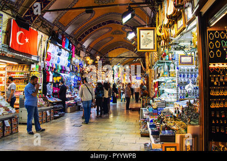 ISTANBUL, TURQUIE - 29 MAI 2015 : Grand bazar avec des personnes non identifiées. C'est l'un des plus grands et les plus anciens marchés couverts au monde, avec 61 cove Banque D'Images