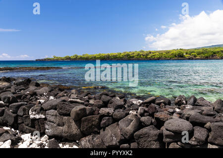 Vue sur la baie de Kealakekua sur Hawaii's Big Island. Clair comme de l'eau bleu-vert dans la baie ; littoral dans l'arrière-plan Banque D'Images