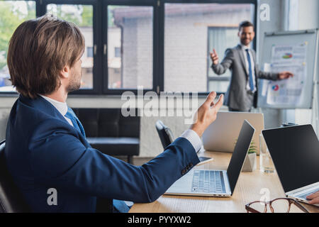 Les hommes d'usure professionnelle formelle discuter nouveau projet au cours de la présentation Banque D'Images