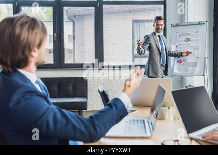 Businesspeople nouveau projet professionnel au cours de la présentation Banque D'Images