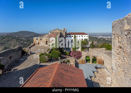 Palmela, Portugal. Castelo de Palmela Castle avec Igreja de Santa Maria ruines, hôtel historique de Pousadas de Portugal, de l'église Igreja de Santiago Banque D'Images