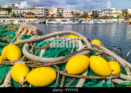 Les filets de pêche dans le port de Cala Ratjada, Capdepera, Majorque, Îles Baléares, Espagne Banque D'Images