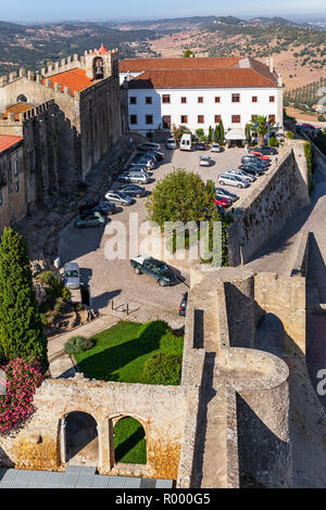 Palmela, Portugal. Castelo de Palmela Castle avec hôtel historique de Pousadas de Portugal et de l'église Igreja de Santiago Banque D'Images