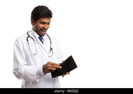 Heureux médecin indien homme avec surprise que l'expression à l'intérieur de votre portefeuille isolé sur fond blanc Banque D'Images