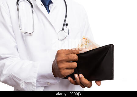 Médecin indien homme comptant de l'argent dans votre portefeuille close-up isolated on white background studio Banque D'Images