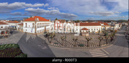 Alter do Chao, Portugal. Largo Barreto Caldeira avec Alamo Square Palace dans la gauche, du kiosque et pavés portugais typique Banque D'Images