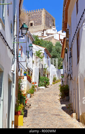 Garder tour du château médiéval Castelo de Vide vu depuis le quartier juif médiéval aka le Judiaria ou ghetto. Castelo de Vide, de l'Alentejo, Portugal Banque D'Images