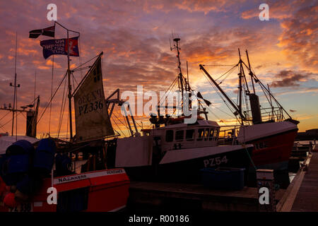 Newlyn, Cornwall, UK, 31 octobre 2018. Rouge magnifique ciel au-dessus du port de pêche de Newlyn ce matin. Crédit : Mike Newman/Alamy Live News. Banque D'Images