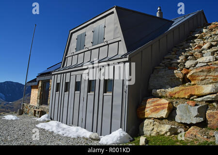 Le refuge de montagne Arpitettaz haut dans le Val d'Anniviers, en Suisse. Sur le droit de protection contre les avalanches Banque D'Images