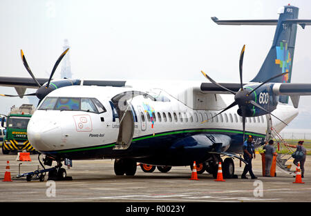 Avion ATR 72 d'Azul company à l'aéroport Santos Dumont, Rio de Janeiro, Brésil Banque D'Images