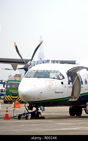 Avion ATR 72 d'Azul company à l'aéroport Santos Dumont, Rio de Janeiro, Brésil Banque D'Images