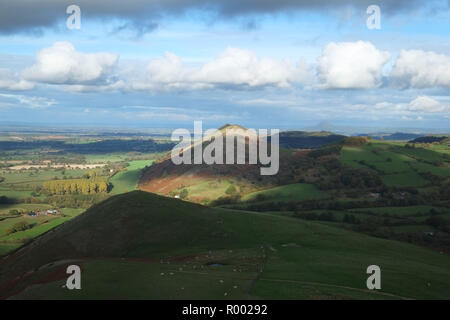 La CAER Caradoc et le Lawley, Church Stretton, Shropshire, au Royaume-Uni. En direction nord depuis les pentes inférieures de la CAER Caradoc. La feinte sommet lointain est le Wrekin Banque D'Images