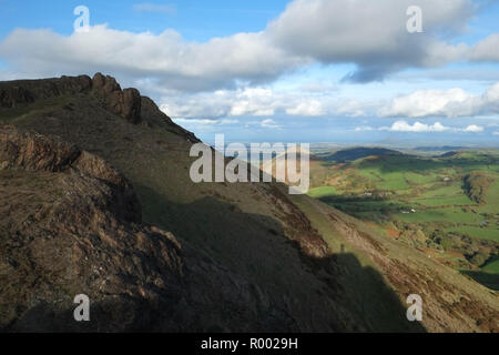 La CAER Caradoc au premier plan, et l'Lawley Hill dans le centre éloigné, Church Stretton, Shropshire, au Royaume-Uni. L'ombre de la photographe peut être vu centre inférieur droit Banque D'Images