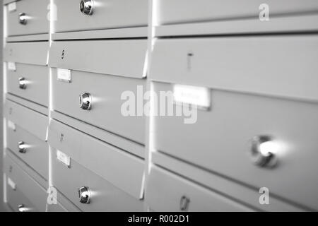 Les boîtes en aluminium. Idéal pour des concepts tels que la sécurité, la communication d'entreprise et plus encore. Shallow DOF. Banque D'Images