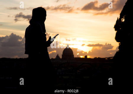 Roma, Italie. 30Th Oct, 2018. Fille voit le coucher du soleil le coucher du soleil de Rome vu depuis la terrasse de l'Pincio et depuis le belvédère en face de la Casina Valadier à Rome Crédit : Matteo Nardone/Pacific Press/Alamy Live News Banque D'Images