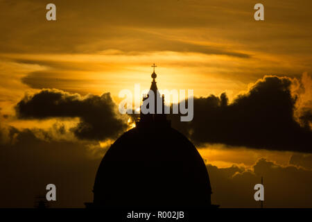 Roma, Italie. 30Th Oct, 2018. Vue sur le dôme de Saint-Pierre au coucher du soleil avec soleil et nuages Coucher de soleil vu de la terrasse de l'Pincio et depuis le belvédère en face de la Casina Valadier à Rome Crédit : Matteo Nardone/Pacific Press/Alamy Live News Banque D'Images