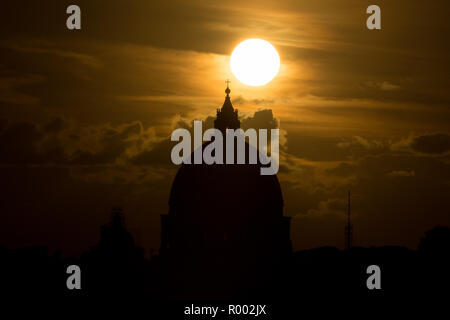 Roma, Italie. 30Th Oct, 2018. Vue sur le dôme de Saint-Pierre au coucher du soleil avec soleil et nuages Coucher de soleil vu de la terrasse de l'Pincio et depuis le belvédère en face de la Casina Valadier à Rome Crédit : Matteo Nardone/Pacific Press/Alamy Live News Banque D'Images