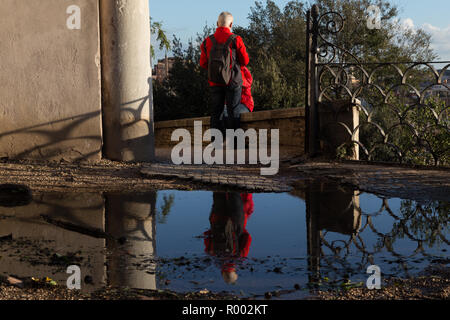 Roma, Italie. 30Th Oct, 2018. Les personnes ayant une réflexion sur flaque Coucher du soleil vu de la terrasse de l'Pincio et depuis le belvédère en face de la Casina Valadier à Rome Crédit : Matteo Nardone/Pacific Press/Alamy Live News Banque D'Images