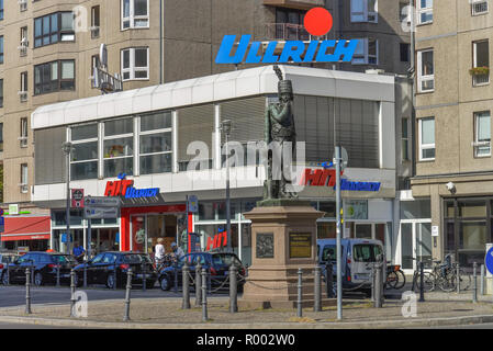 Supermarché frappé Ullrich, monument général de Zieten, Mohrenstrasse, milieu, Berlin, Allemagne, Dach Photovoltaik frappé Ullrich, Denkmal Général von Zieten, Mitte Banque D'Images